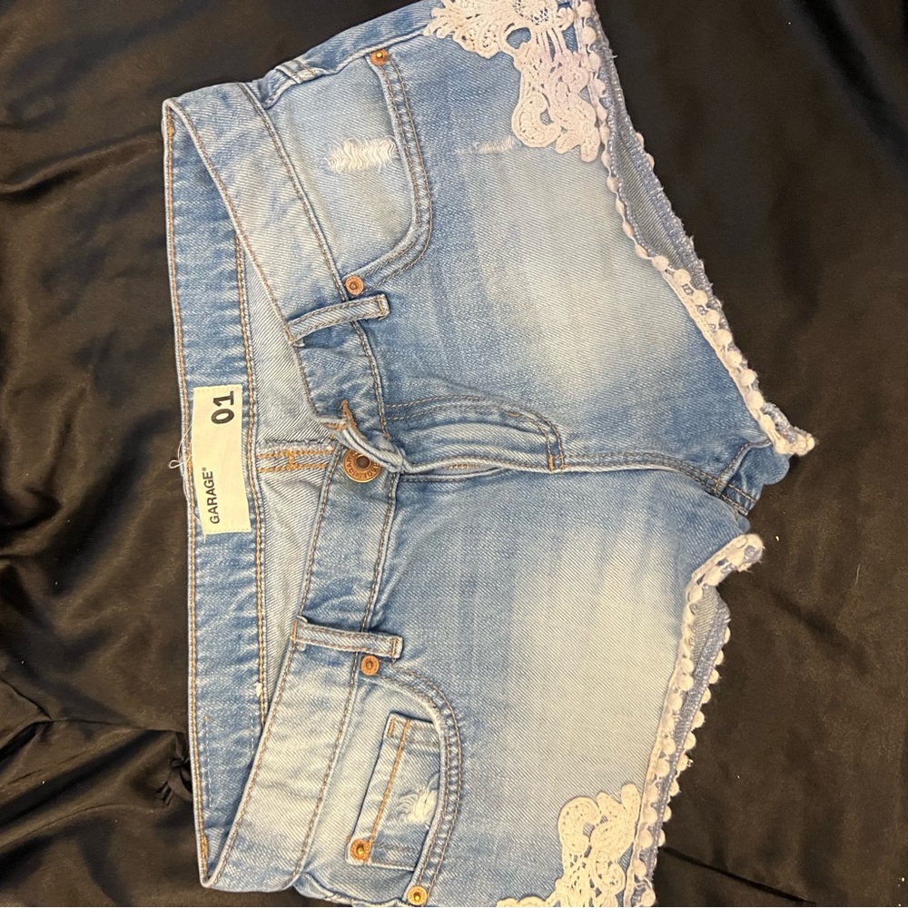 JEAN SHORTS LACE DETAIL